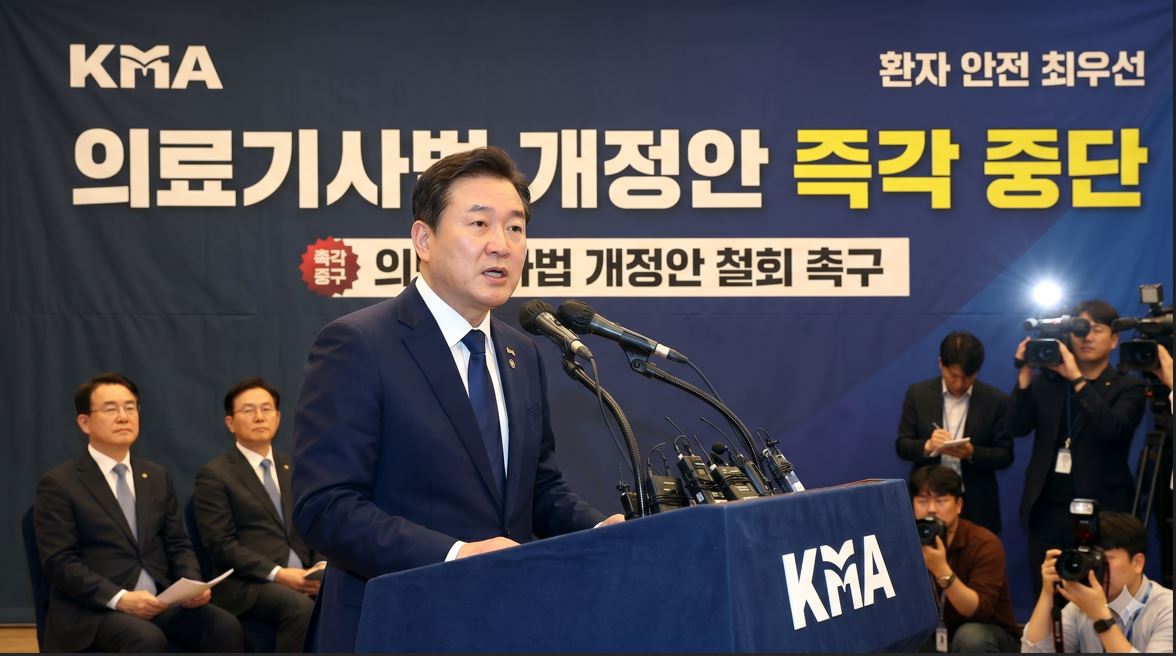 의협 김택우 회장, 의료기사법 개정안 철회 촉구 기자회견…"즉각 중단"