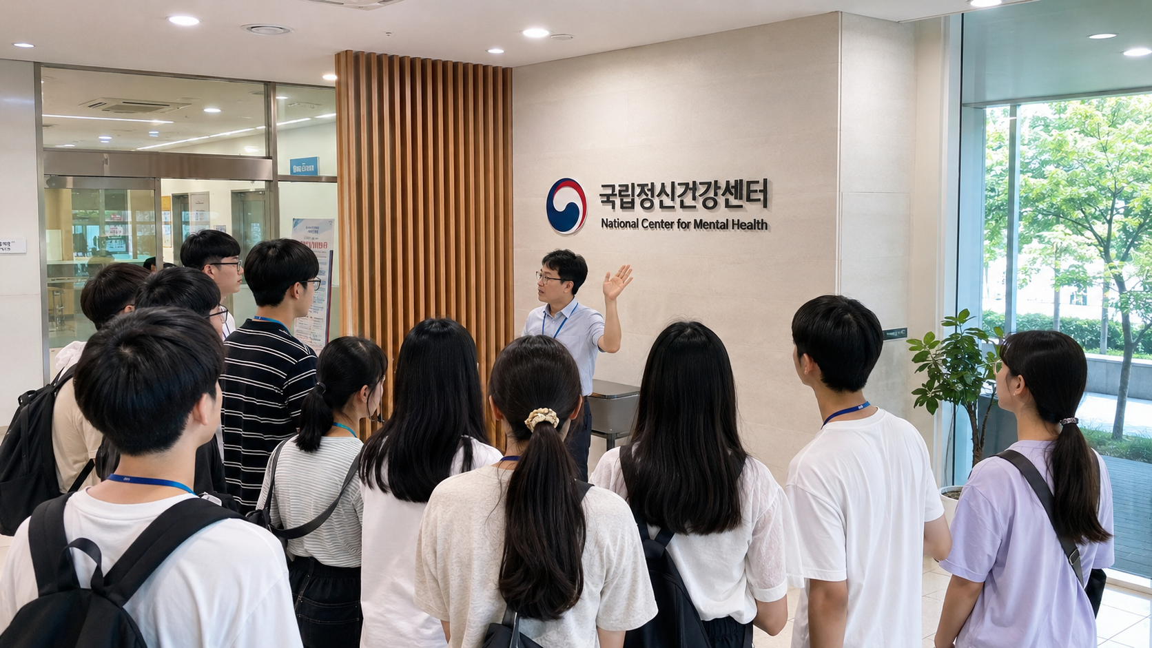 국립정신건강센터 시설을 견학하는 캠프 참가자들